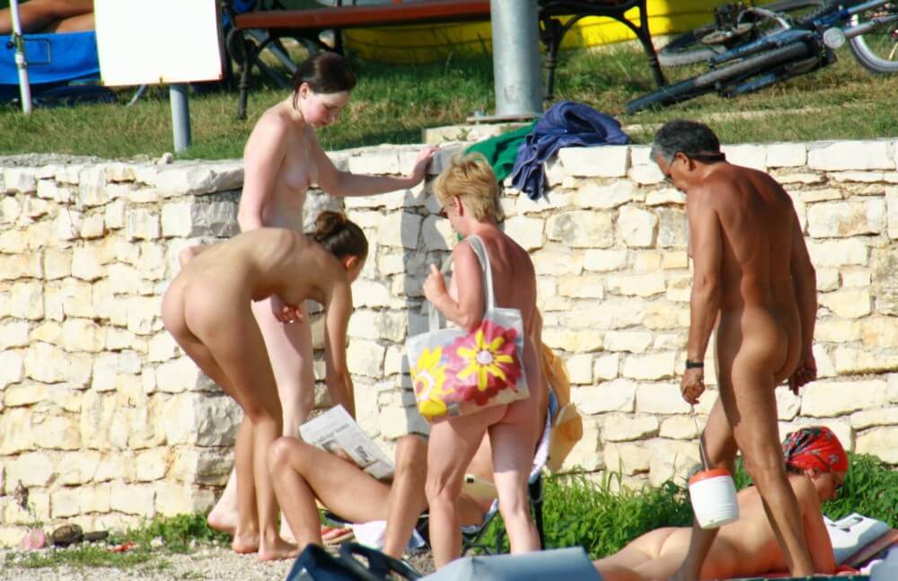 Nude Duet Girls Rail Climb Photo Set - The naked body is an expression of freedom