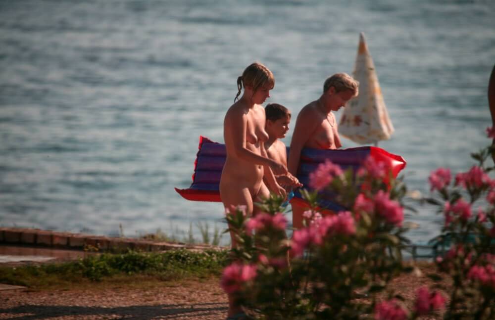 Dusk Til Dawn Showering phoros - People who participate in nude recreation seek psychological comfort
