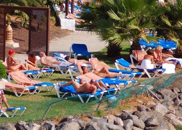 Enature - Les textiles - Active naturists on vacation