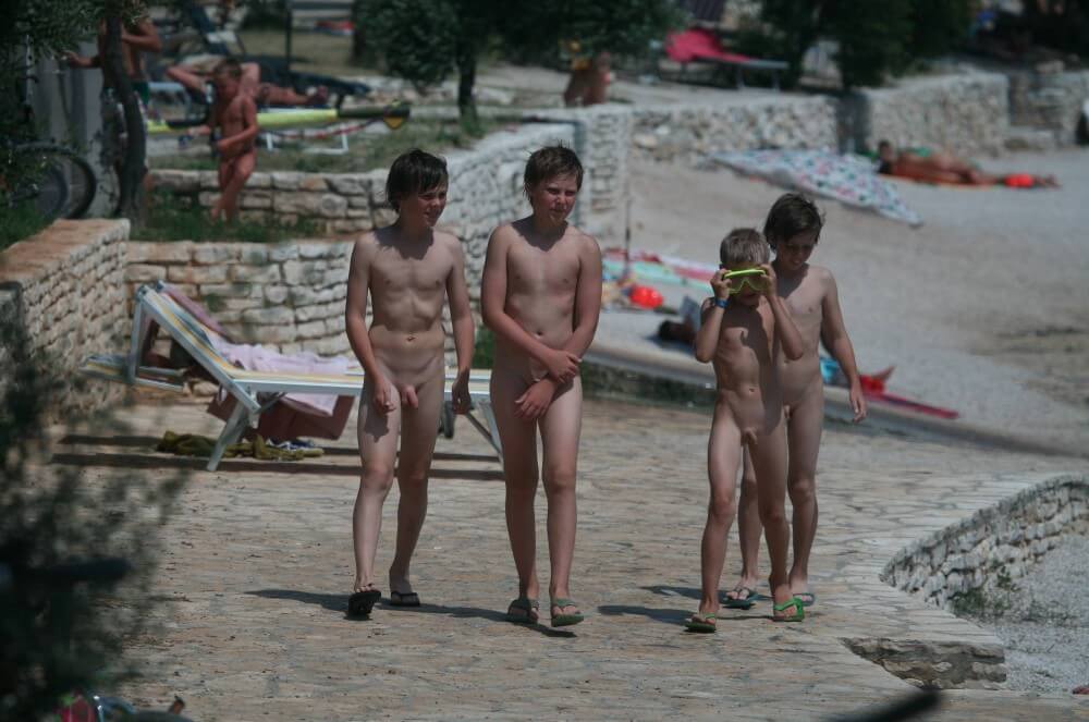 Shore walking nude - The Foundations of Naturist Philosophy and the Ethical Principles of the Community