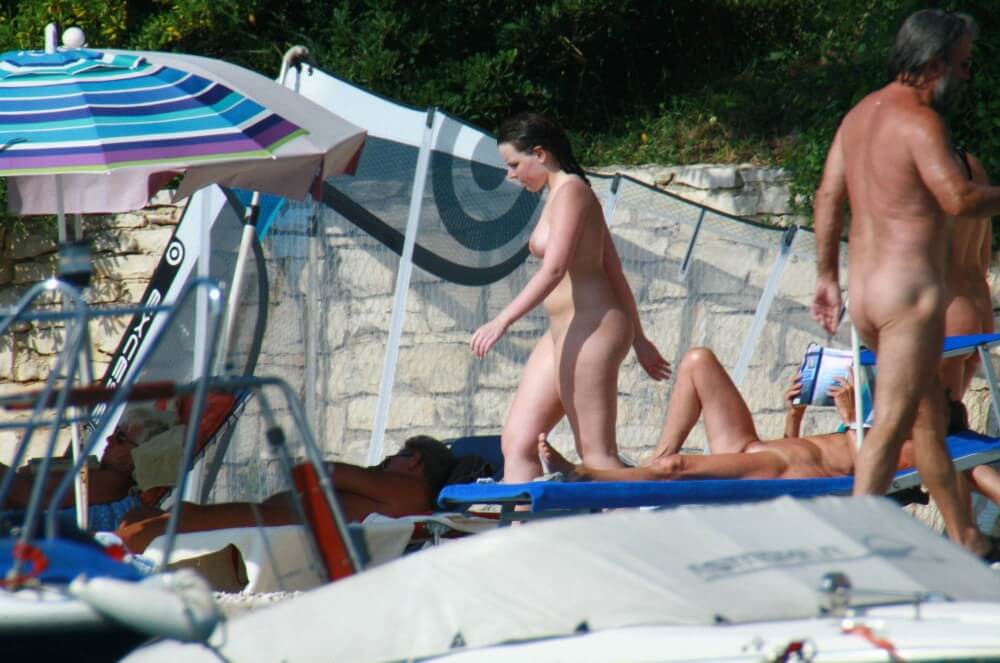 Girl Daytime Bath - She appeared completely naked