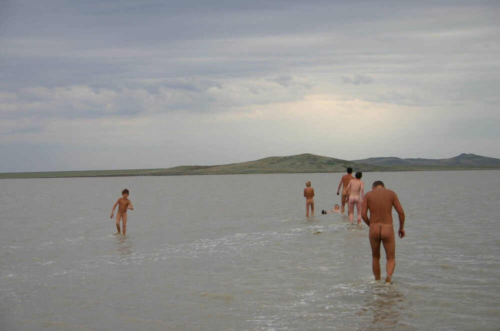 Black-Sea Body Mud Shots pics - Nudism and naturism are a path to natural harmony and inner wholeness