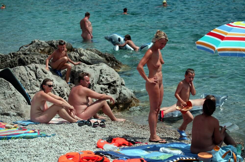 Rock Side Family Camping pics - Spontaneous Nudism Thrives