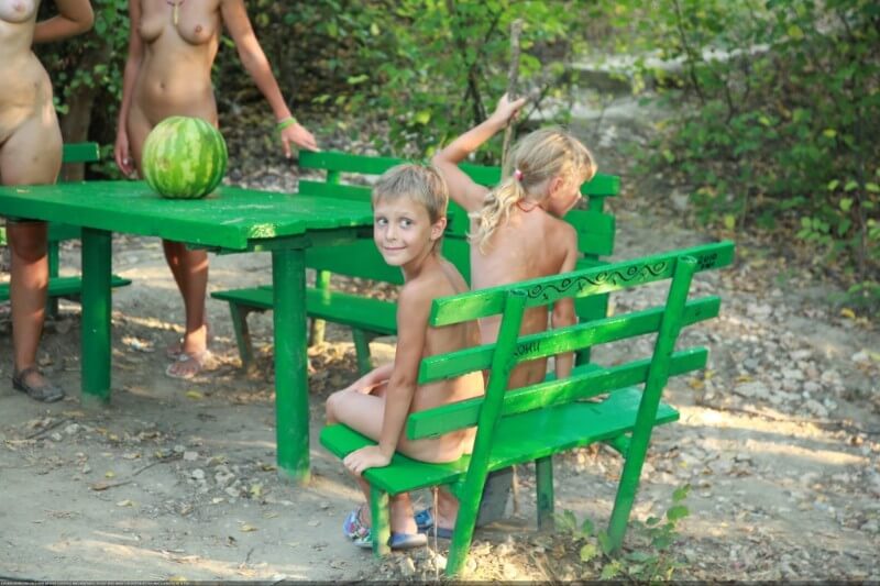 Naturists green picnic photos - Radical nudism materials