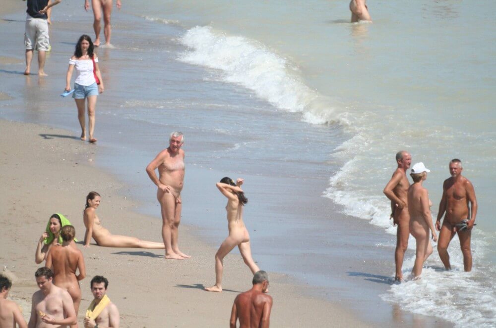 Costinesti Beach Groups pics - They value respect for nature and the fully naked body