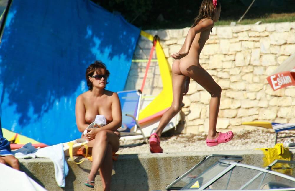 Bright Day Sun Tanning pics - The desire to admire the human form