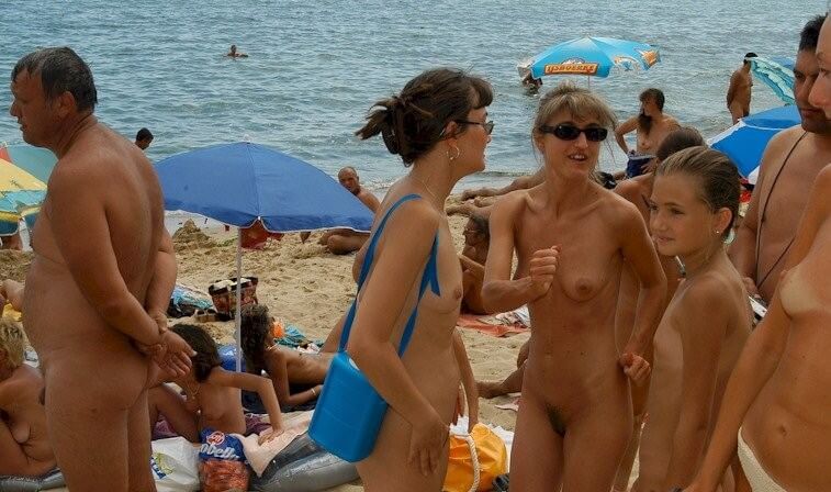 Documentary video naturism 1999 - A true nudist vacation