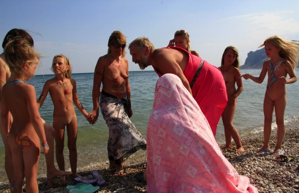 Water Drying Off pics - There are many politicians among nudists