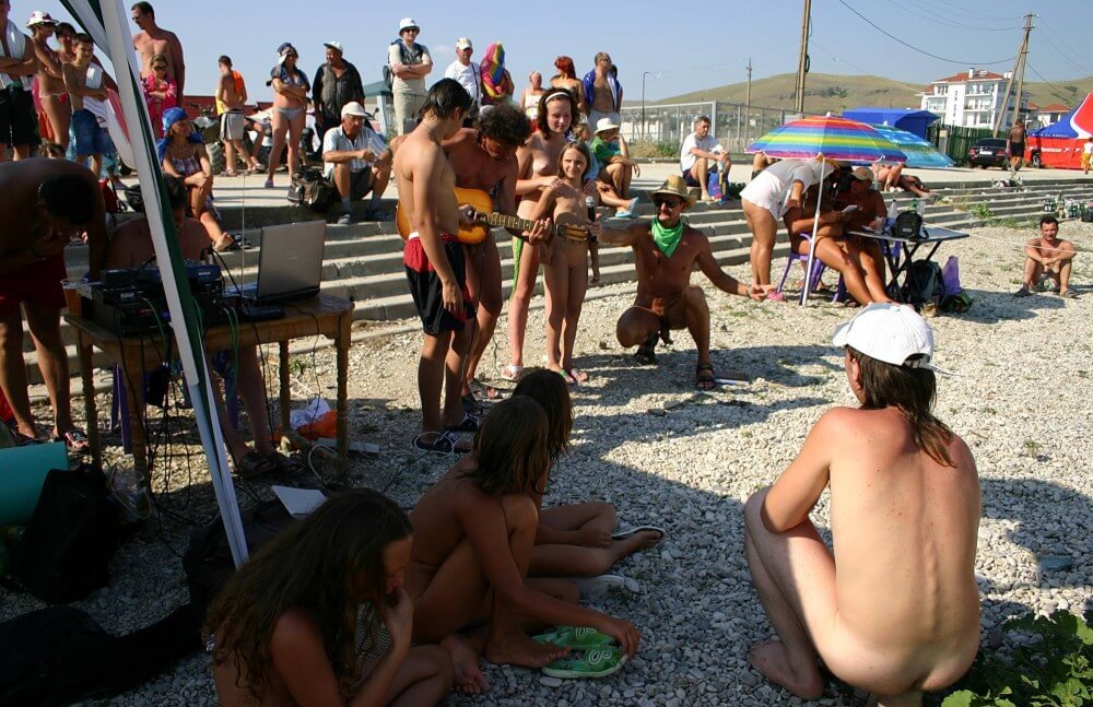 Nude Party By The Steps pics - Boundaries disappear in the world of nudism