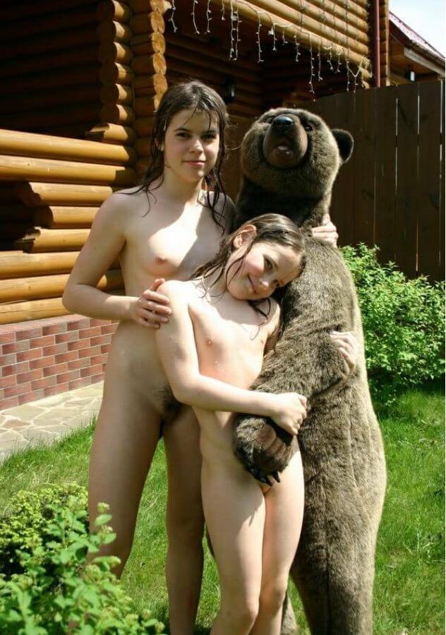 Naturism photo gallery # 57 - Nudism strengthens friendships and mutual respect among people