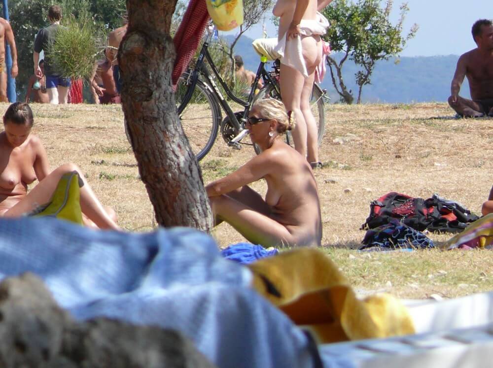 Ula FKK Shore Perspective pics - Lightheartedness and ease are characteristic features of the practice of nudism and naturism