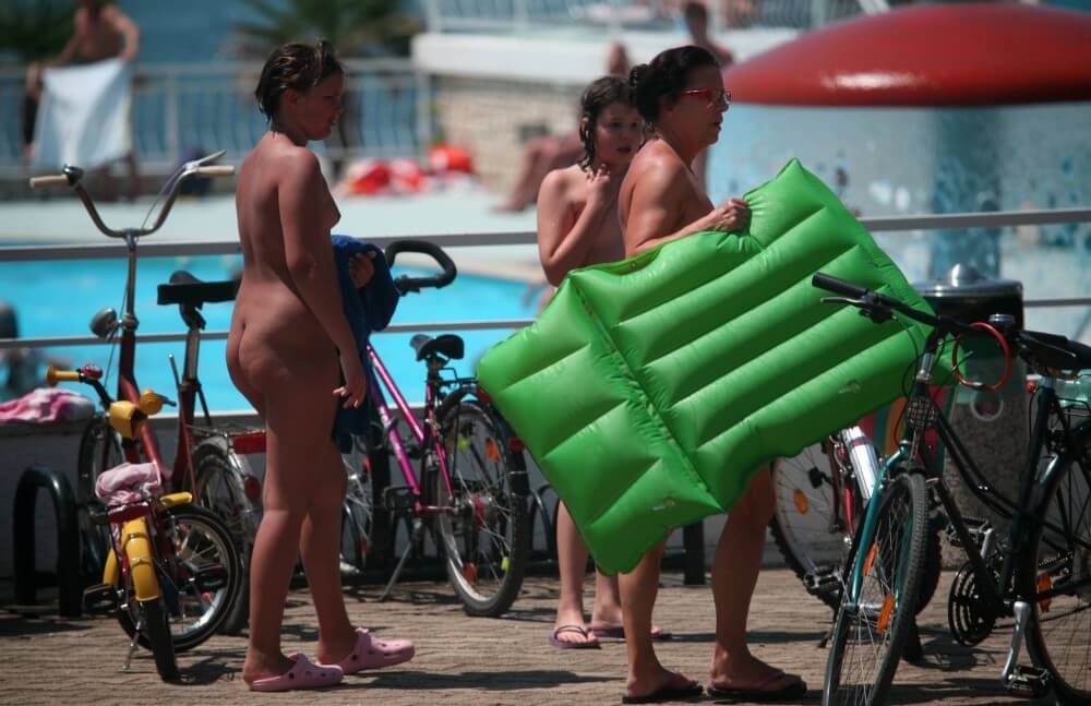 Outdoor Pool Sideliners pics - Nudists appreciate and love nature