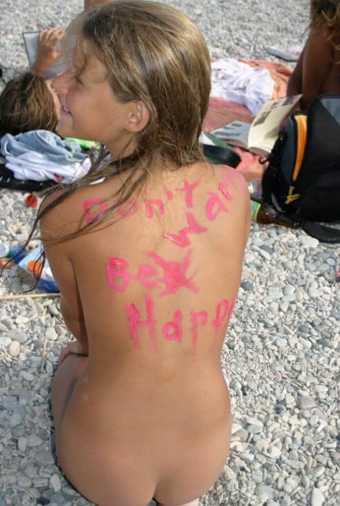 Osez vivre nu… Documentary naturism - Nudism helps people accept themselves