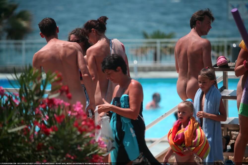 Naturism photo gallery # 66 - Spontaneous Nudism Thrives